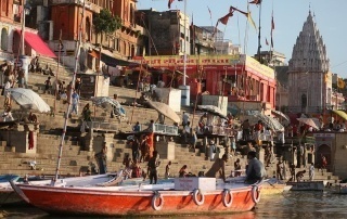 Indie. Ghaty w Waranasi (Varanasi). Ganga. Ganges.