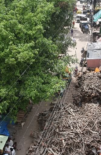 Całopalenie w Indiach: drewno na stosy pogrzebowe w Waranasi, Indie