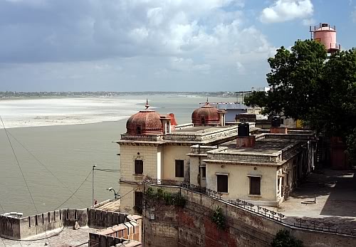 Całopalenie w Indiach: krematorium przy Harishchandra Ghat (Varanasi) - zdjęcie zrobione z dachu naszego hotelu