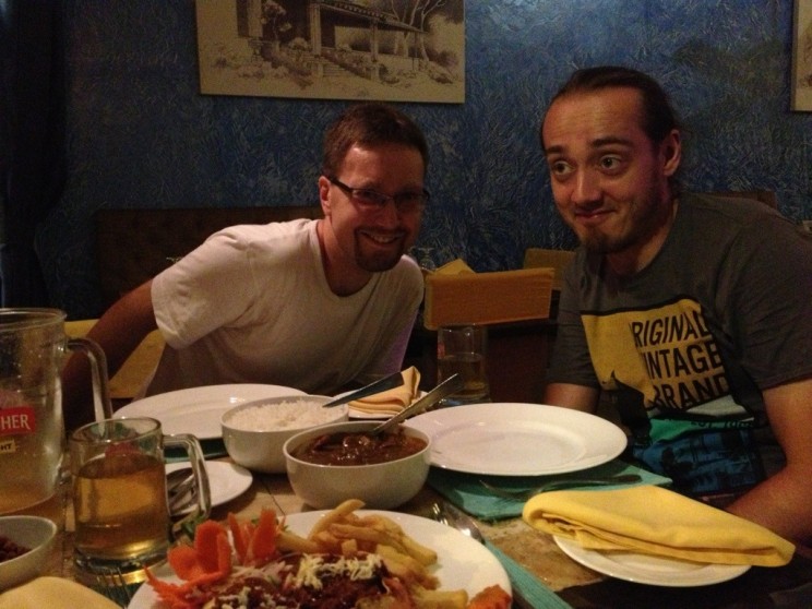 Marcin i Kondi zachwyceni tym, co przyniesiono na stół - krabami z chilli (Upper House, Panaji, Indie)