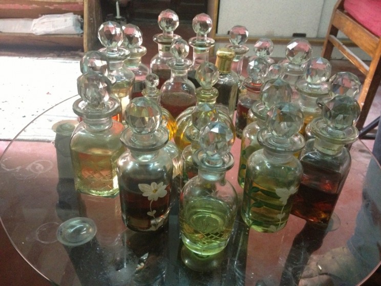 Olejki zapachowe w sklepiku w Majsurze, Karnataka, Indie Południowe