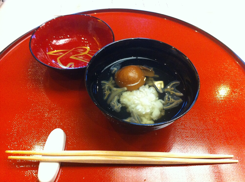 Japoński tradycyjny posiłek w stylu kaiseki: bulion z rybą i śliwka ume boshi