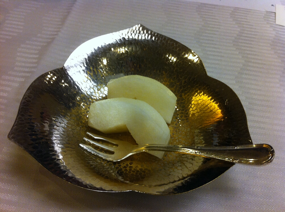 Japoński tradycyjny posiłek w stylu kaiseki: deser - gruszka w syropie