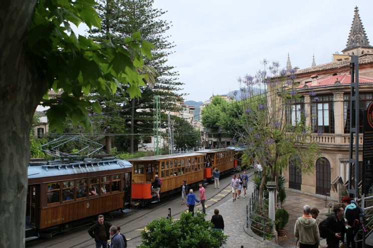 Widok dworca kolejowego w mieście Sóller (oraz drewniany tramwaj)