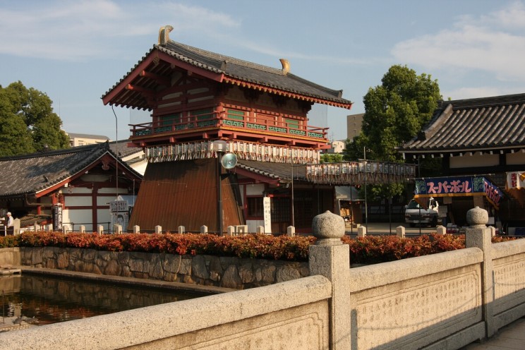 Obchody święta Obon w świątyni Shitennō-ji (Osaka, Japonia)