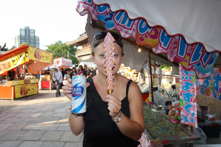 Japoński street food: słodycze ze straganu przed świątynią Shitenno-ji w Osace.