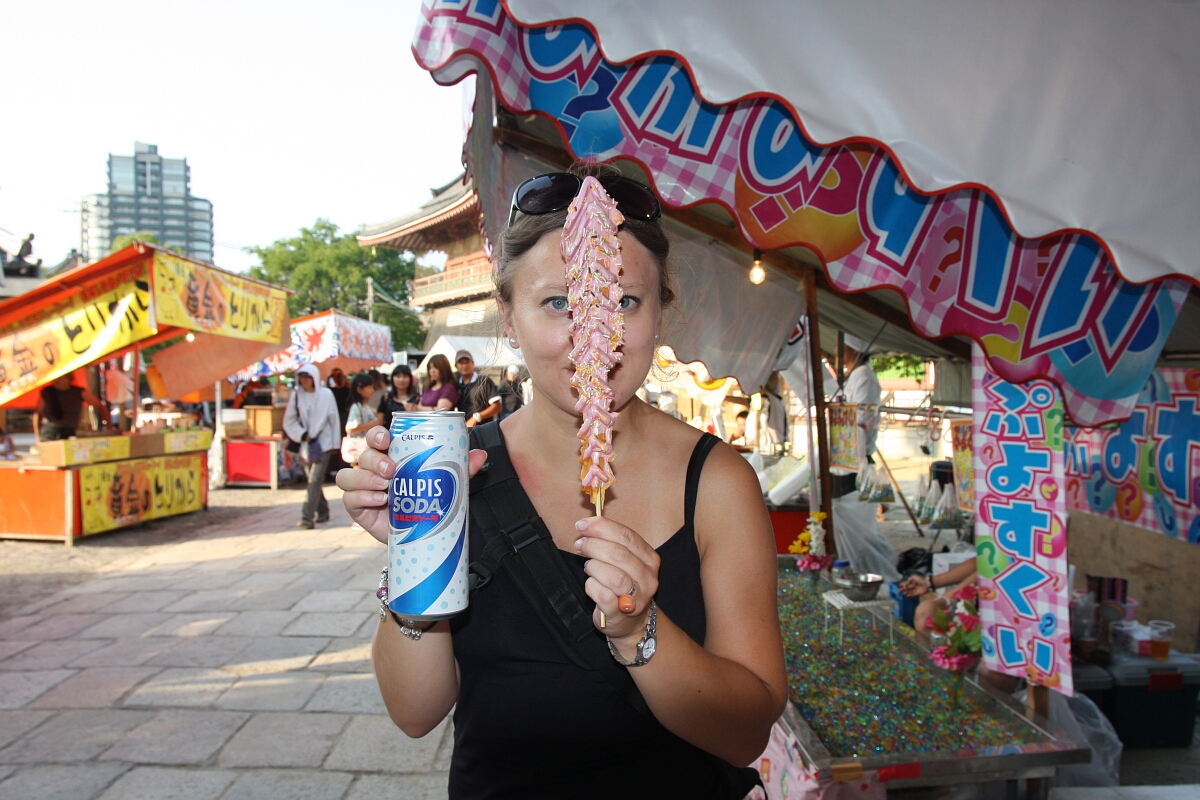 Japoński street food: słodycze ze straganu przed świątynią Shitenno-ji w Osace.