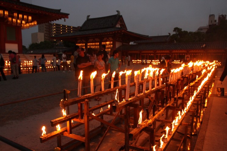 Obchody święta Obon w świątyni Shitennō-ji (Osaka, Japonia)