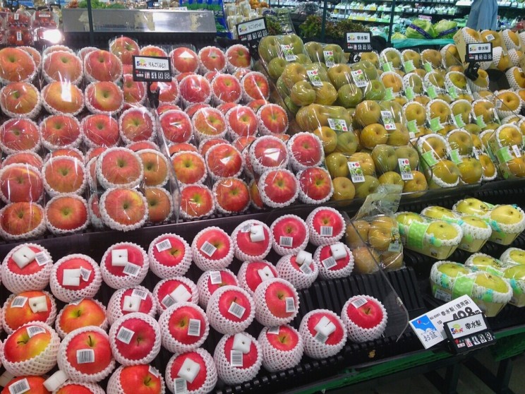 Japońskie jabłka w supermarkecie w Nambie, Osaka (lipiec 2013)