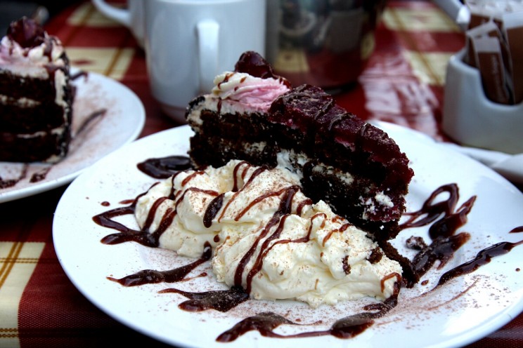 Kuchnia irlandzka: Chocolate cake with cherries and cream