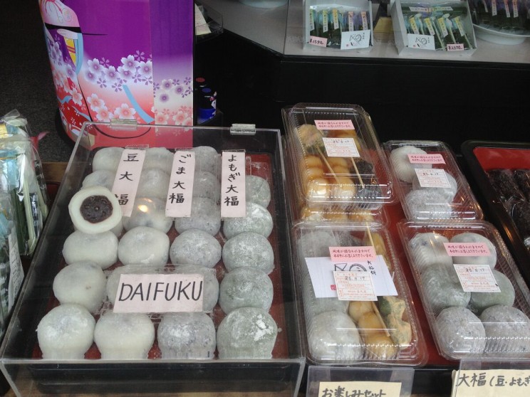 Japoński street food: streetfood w Tokio (Nakamise, Asakusa) - ręcznie robione daifuku