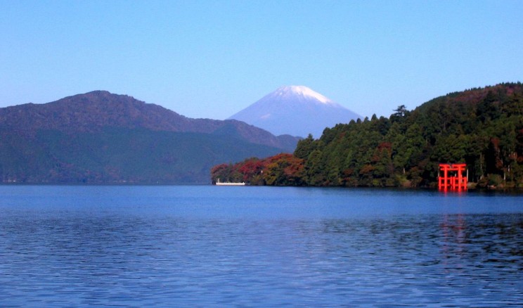 Fuji widziana znad jeziora Ashi-no-ko, Hakone, Japonia