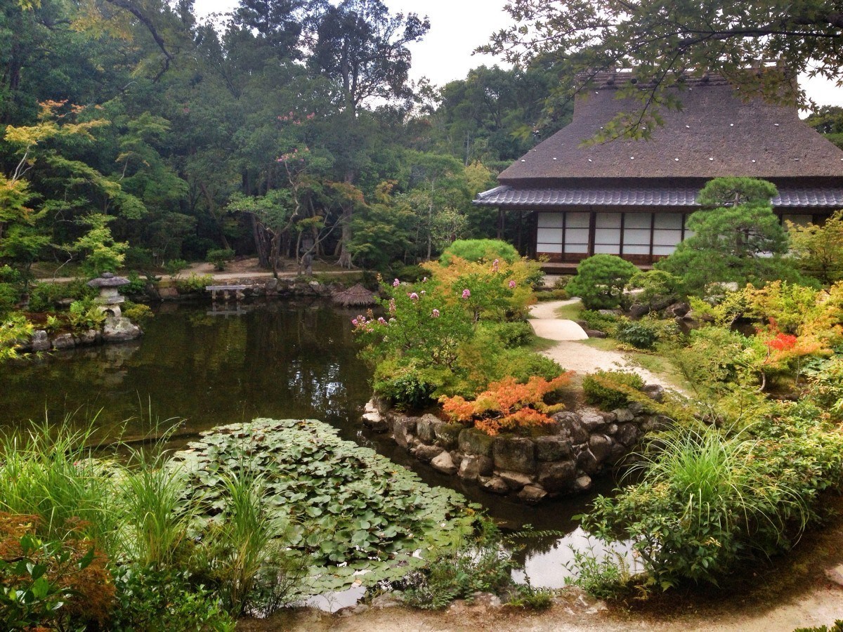 Najpiękniejsze ogrody japońskie w Japonii: ogród Yoshiki-en Yoshikien (吉城園), Nara, prefektura Nara, Japonia