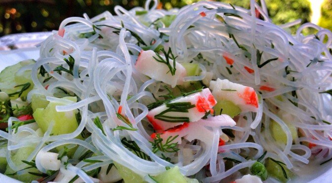 "Azjatycka" sałatka z makaronem sojowym i surimi - najlepsza sałatka na upały [przepis]