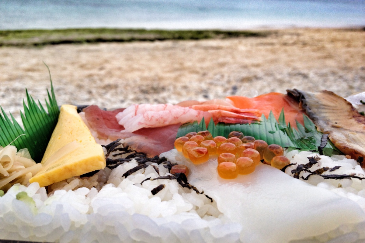 Sushi na Turtle Beach (Żółwiej Plaży), Churaumi, Okinawa, Japonia