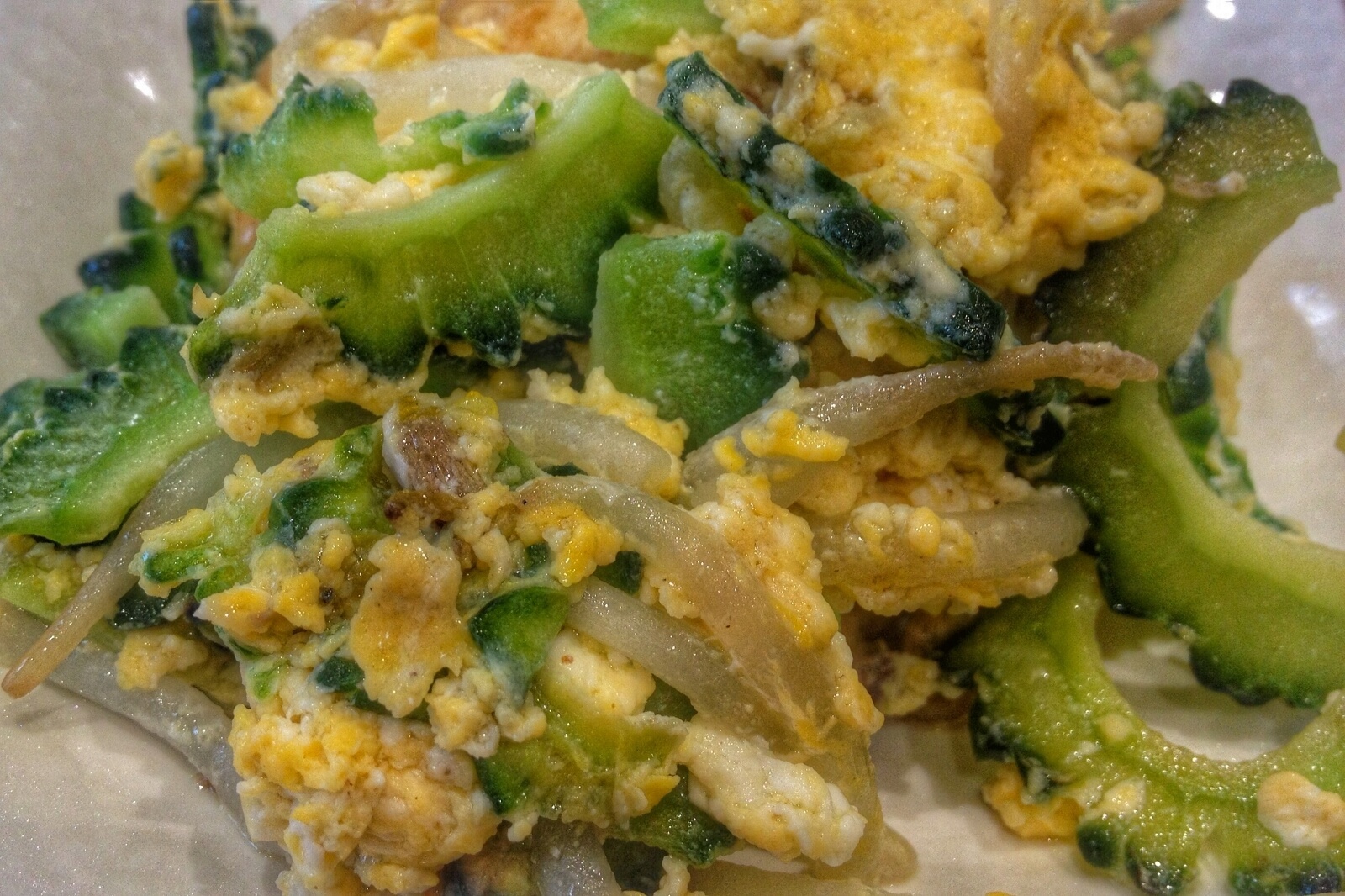 Goya chanpuru (goya champuru) - jajecznica z gorzkim melonem goya