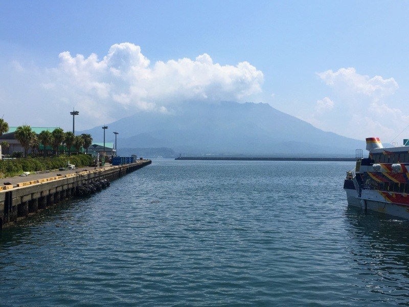 Sakurajima dymi - widok z portu w Kagoshimie, Japonia