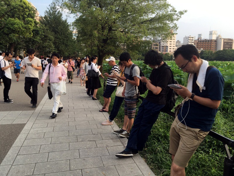 Japończycy grający w Pokemon Go w parku Ueno (plan podróży po Japonii)