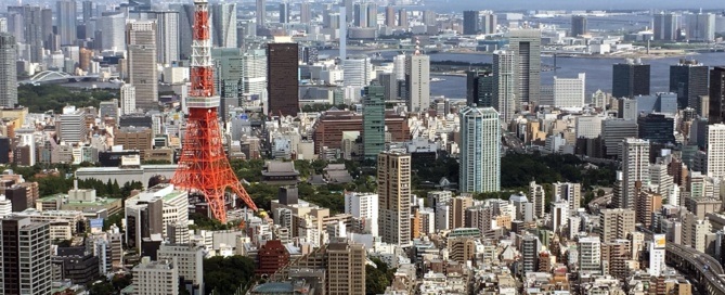 Widok na Roppongi i Tokyo Tower z tokijskiego rarusza