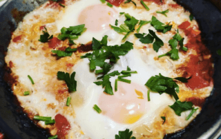 Shakshuka (szakszuka) - jajka w pomidorach po tunezyjsku