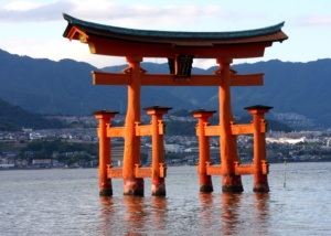 Ciekawe miejsca w Japonii: pływająca brama torii i świątynia Itsukushima-jinja (Miyajima)
