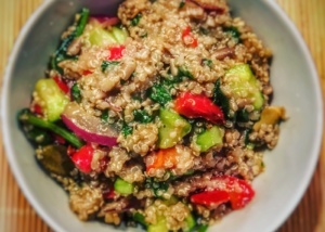 Co to jest quinoa i jak ją przyrządzić? Przepis na sałatkę z komosą ryżową