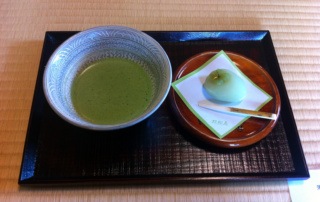 Matcha and wagaashi - Chakai - nieformalne spotkanie herbaciane w Sōjuan, Himeji, Japonia