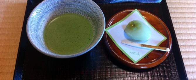 Matcha and wagaashi - Chakai - nieformalne spotkanie herbaciane w Sōjuan, Himeji, Japonia