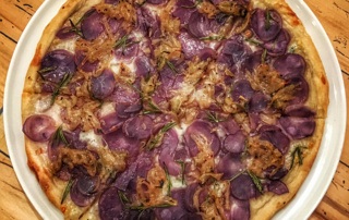 Fioletowe jedzenie: fioletowa pizza ze słodkimi ziemniakami (Cucciolina - pizza australijska)