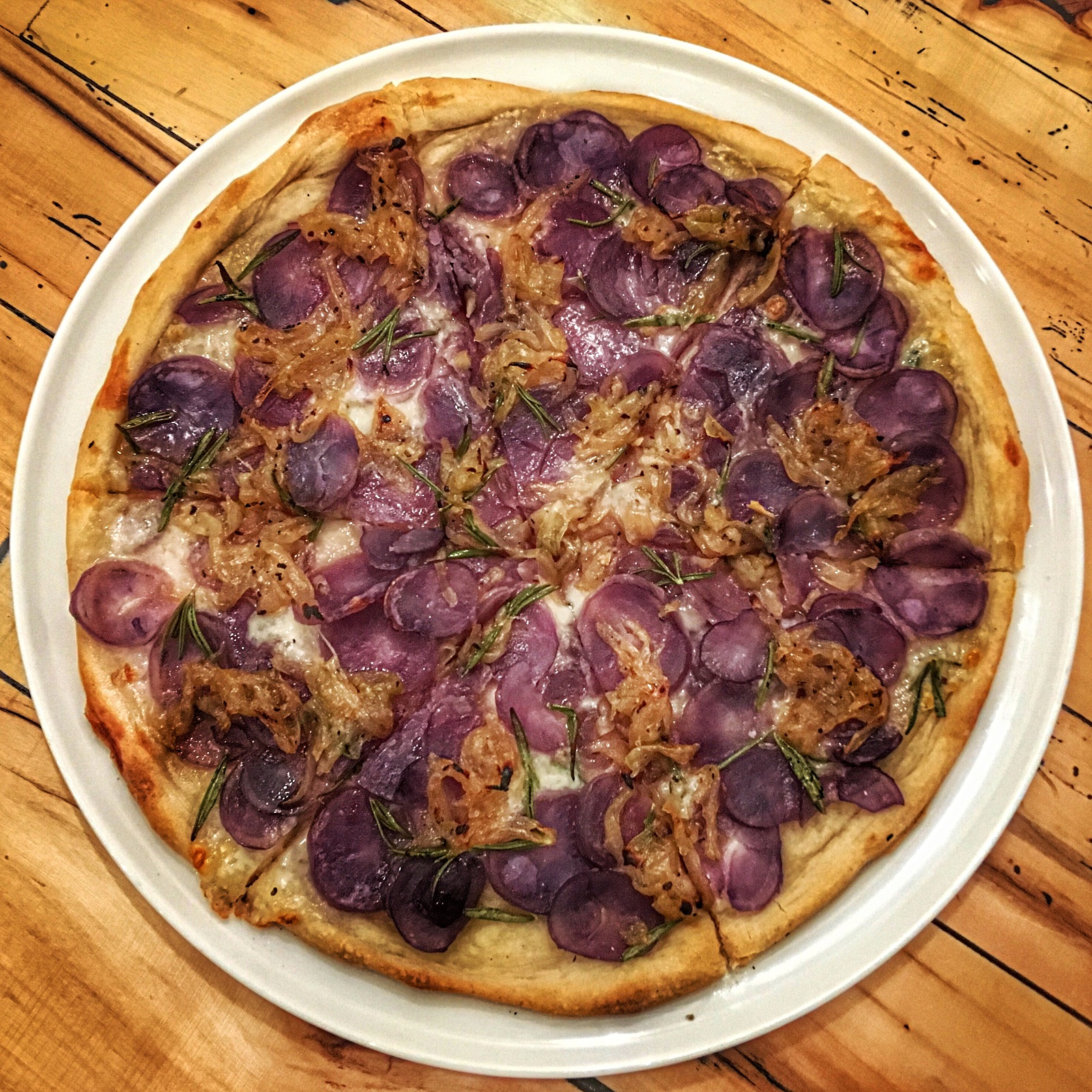 Fioletowe jedzenie: fioletowa pizza ze słodkimi ziemniakami (Cucciolina - pizza australijska)