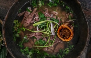 Restauracja wietnamska Vietnamka: Phở bò tái chín - zupa pho z długo gotowaną wołowiną (i kością ze szpikiem)