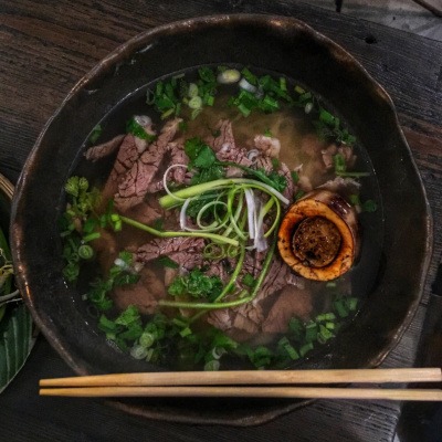 Restauracja wietnamska Vietnamka: Phở bò tái chín - zupa pho z długo gotowaną wołowiną (i kością ze szpikiem)