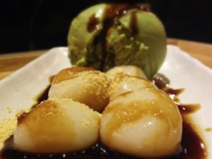 Japońskie dania i ich rodzaje: mochi z lodami o smaku zielonej herbaty (matcha) i kinako