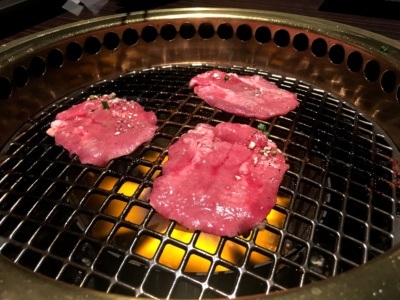 Japońskie potrawy, których trzeba spróbować: yakiniku - japoński grill wzorowany na koreańskim grillu gogi-gui