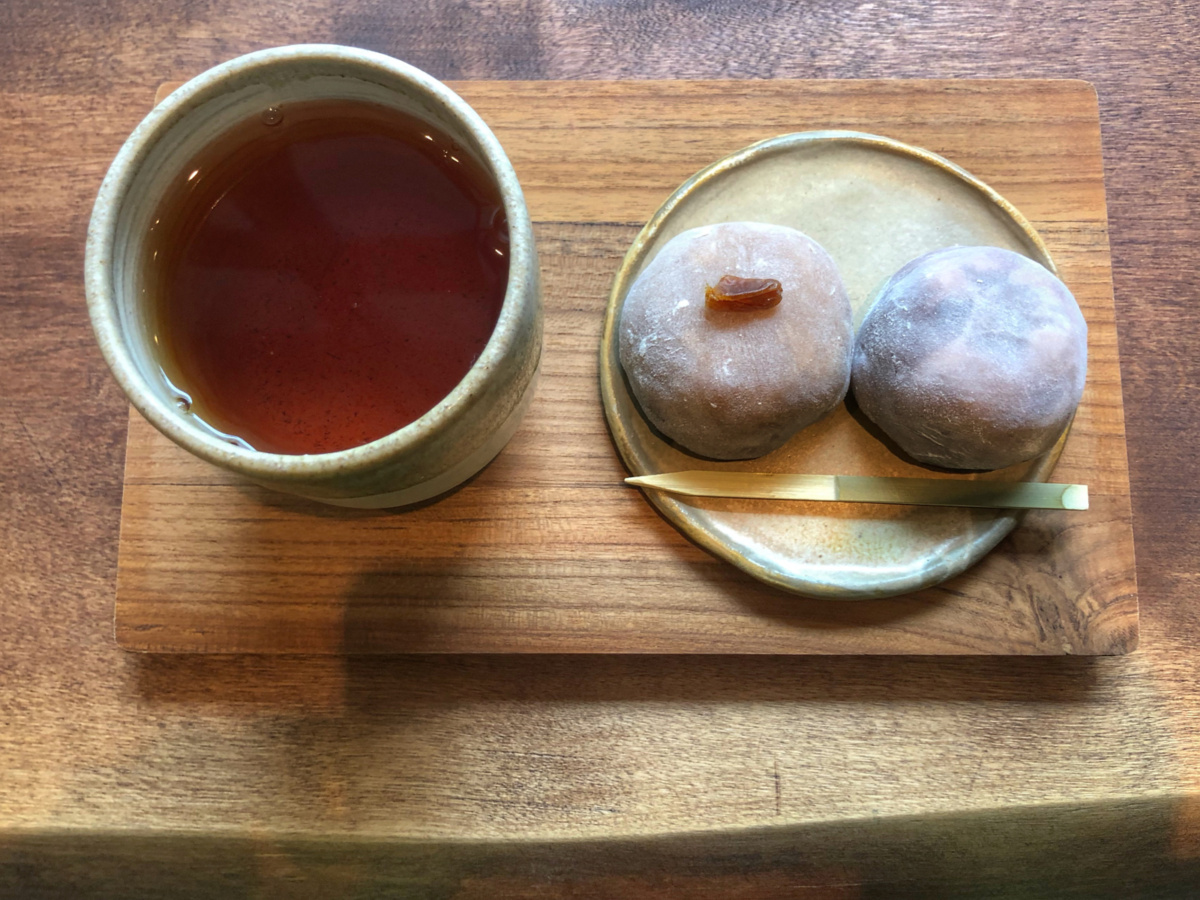 Happa to Mame (Poznań): herbata hojicha i daifuku (mochi)