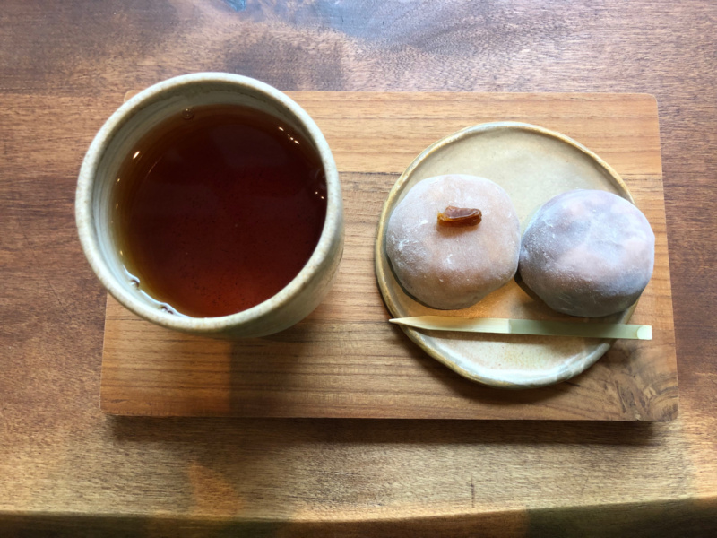 Happa to Mame: herbata hojicha i daifuku (mochi)