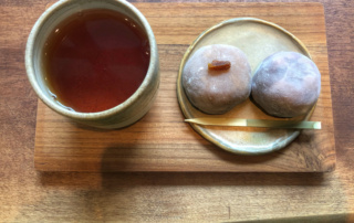 Happa to Mame (Poznań): herbata hojicha i daifuku (mochi)