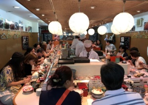 Kuchnia japońska: Co to jest kaiten-zushi i jak wygląda taka restauracja w Japonii?