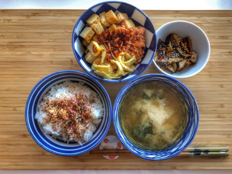 Kuchnia japońska: siekane tamagoyaki + miso shiru + tofu + suimono