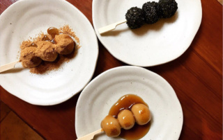 Japońska kawiarnia Kotonoha Toruń: mitarashi dango, kinako dango, goma dango