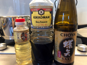 Mirin, sos sojowy oraz japoński alkohol odpowiedni do gotowania