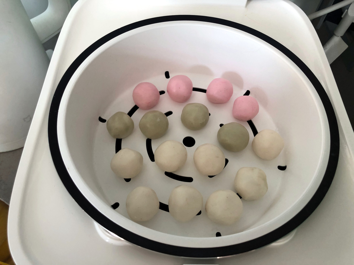 Trójkolorowe sakura dango (botchan dango) w ricecookerze Xiaomi MI