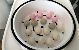 Trójkolorowe sakura dango (botchan dango) w ricecookerze Xiaomi MI