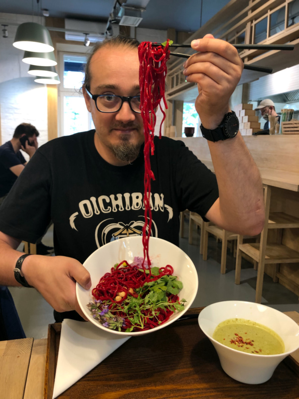 Uki Green: wegański czerwony ramen z ziołami i pesto