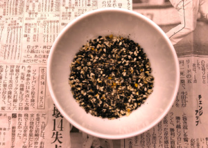 Gomashio - najprostsza japońska posypka do ryżu furikake [przepis]