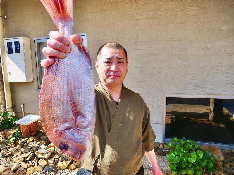 Tai jak Medetai! Hiro Chef (Hiroyuki Takeoka) pokazuje rybę tai, która symbolizuje szczęście i powodzenie!